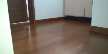 ワックス塗布後のフローリング　2階廊下
