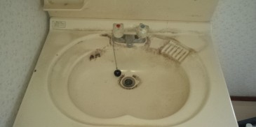 お掃除前の洗面台