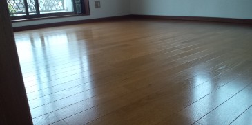 ワックス塗布後のフローリング