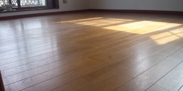 ワックス塗布前のフローリング